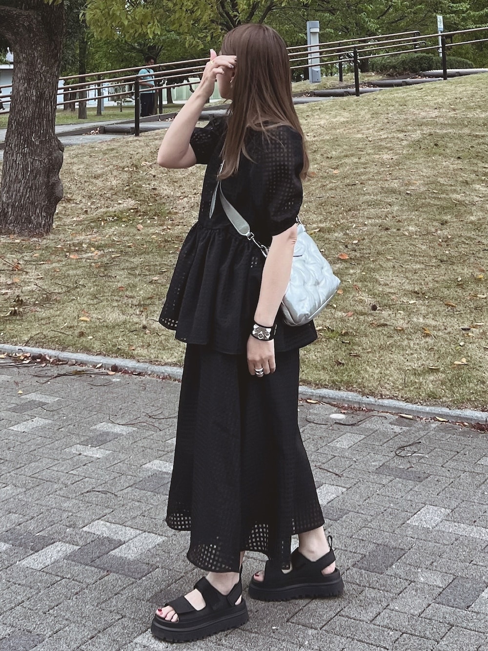 ブラック系のシャツ/ブラウス、ブルー系のデニムパンツ、レッド系のパンプスを着用したレディースの春コーディネートの3枚目の写真