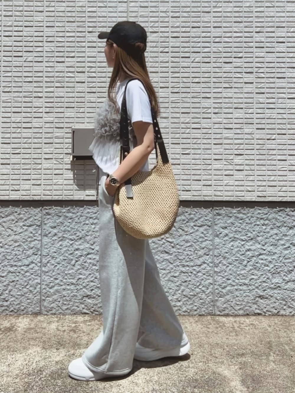 ホワイト系のTシャツ/カットソー、グレー系のキャミソール、グレー系のスウェットパンツを着用したレディースの夏コーディネートの3枚目の写真