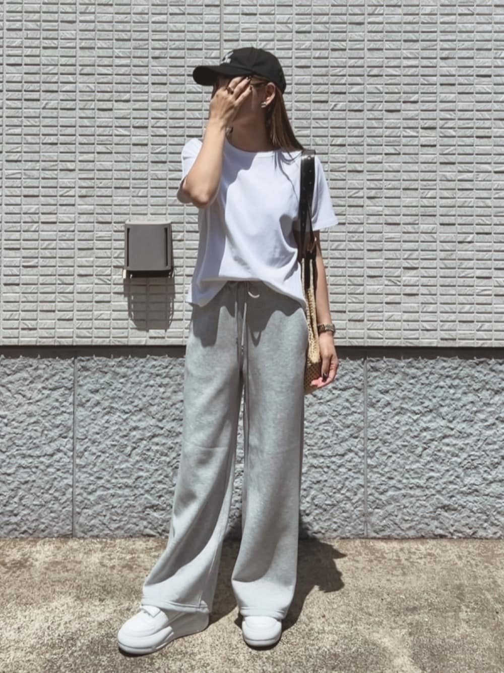 ホワイト系のTシャツ/カットソー、グレー系のキャミソール、グレー系のスウェットパンツを着用したレディースの夏コーディネートの2枚目の写真