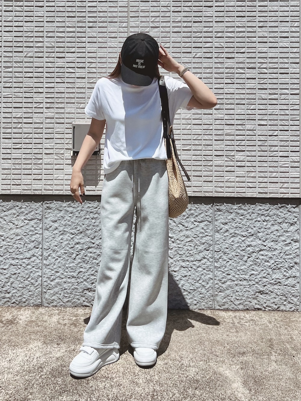 ホワイト系のTシャツ/カットソー、グレー系のキャミソール、グレー系のスウェットパンツを着用したレディースの夏コーディネートの4枚目の写真