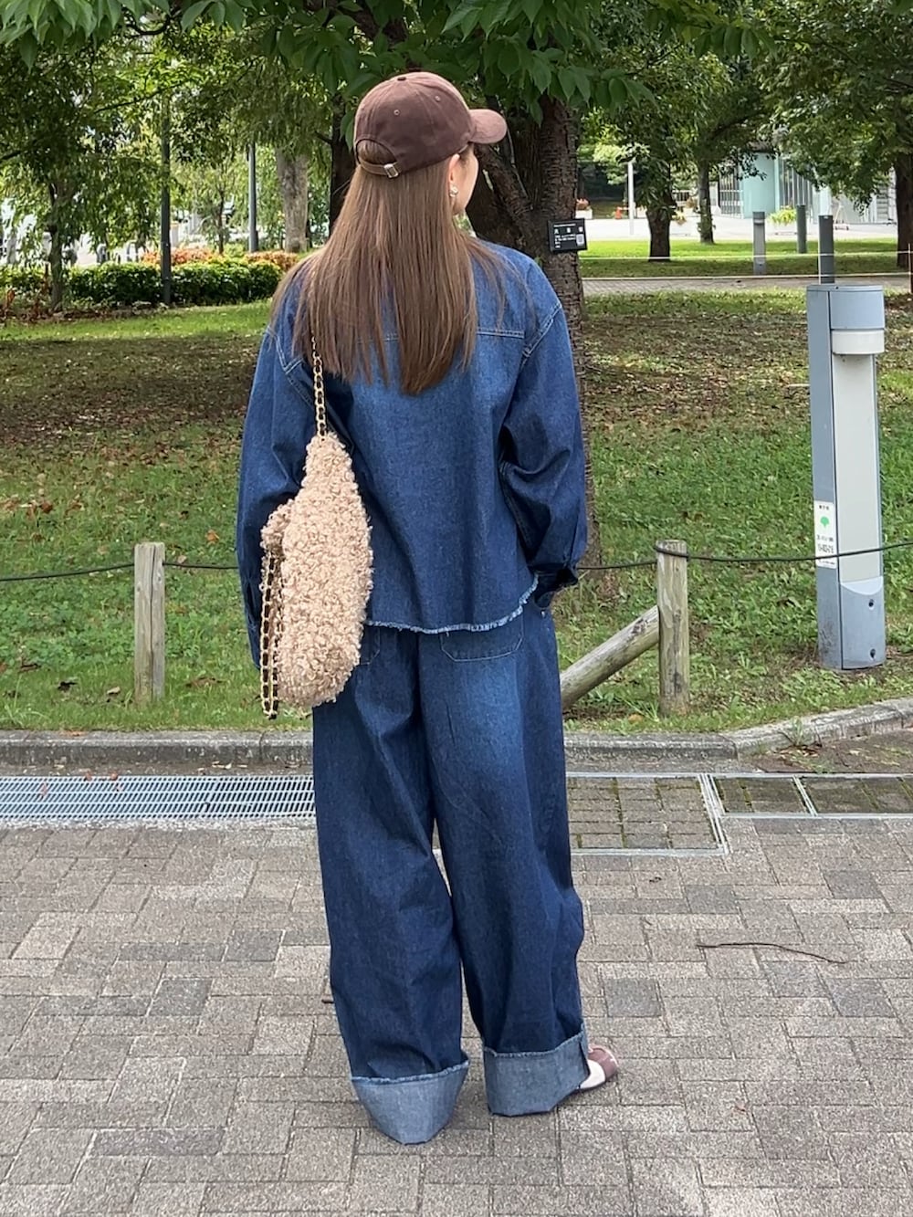 ブルー系のデニムパンツ、ブルー系のシャツ/ブラウス、ブラウン系のスニーカーを着用したレディースの秋コーディネートの3枚目の写真