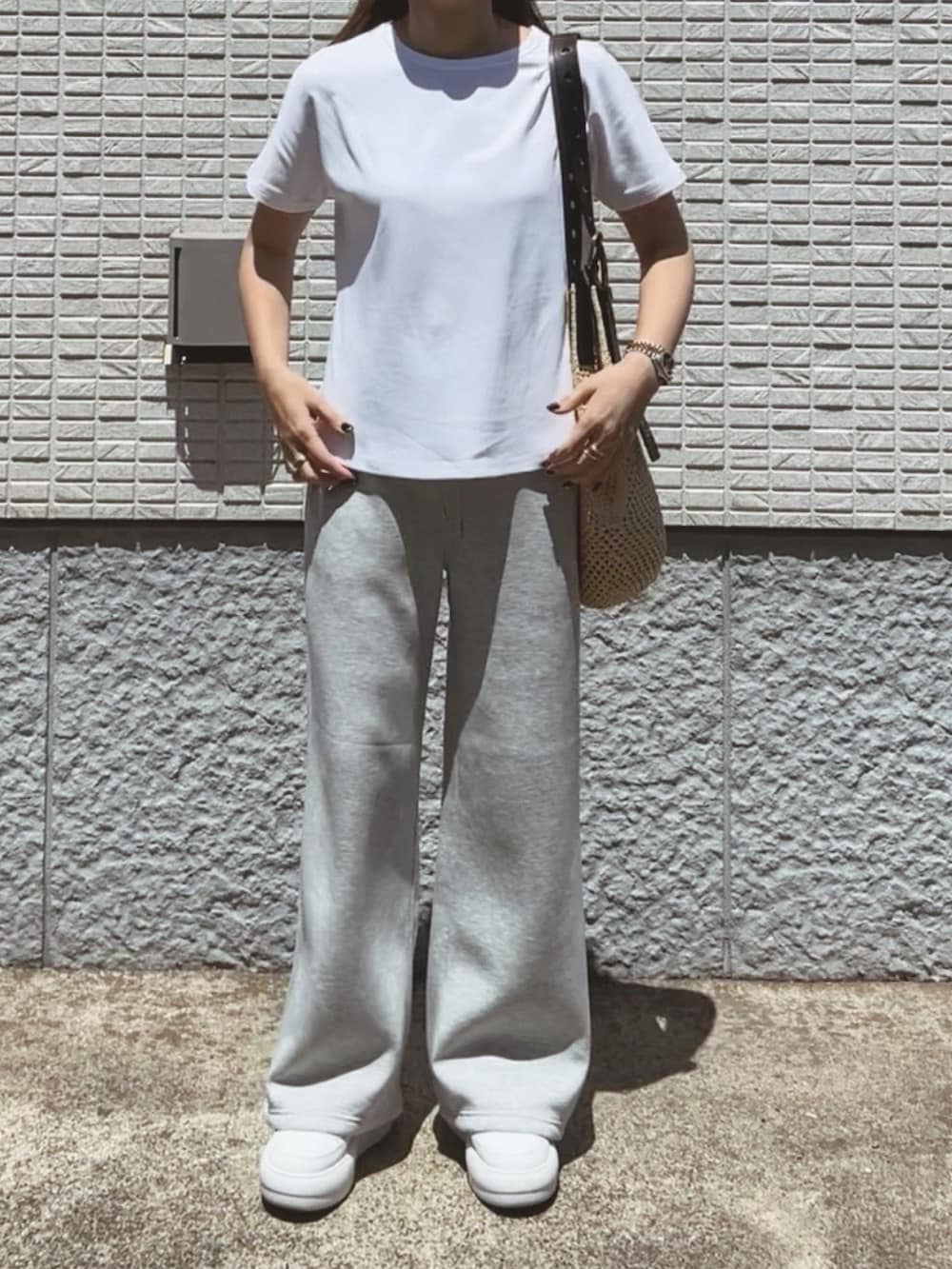 ホワイト系のTシャツ/カットソー、グレー系のキャミソール、グレー系のスウェットパンツを着用したレディースの夏コーディネートの5枚目の写真