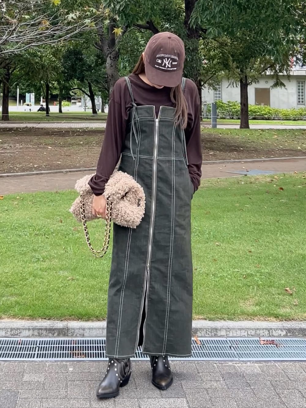 グリーン系のサロペット/オーバーオール、ブラウン系のテーラードジャケット、ブラウン系のTシャツ/カットソーを着用したレディースの秋コーディネートの2枚目の写真