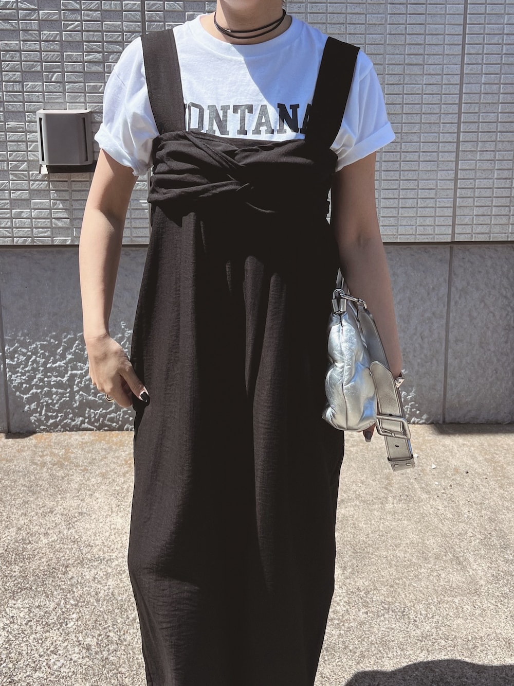 ブラック系のつなぎ/オールインワン、ブラウン系のジャケット/アウター、シルバー系のショルダーバッグを着用したレディースの春コーディネートの4枚目の写真