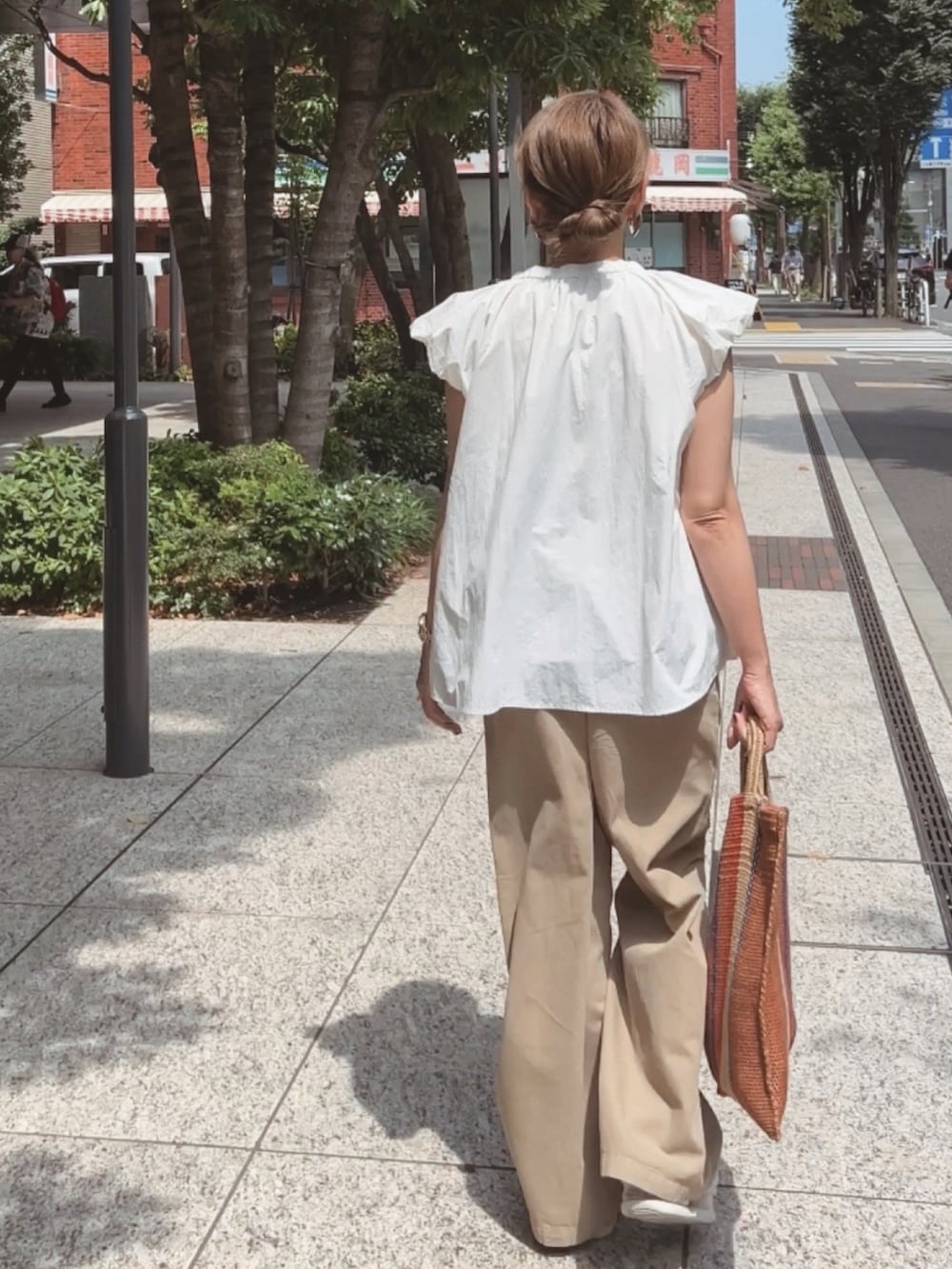 ホワイト系のシャツ/ブラウス、ベージュ系のその他パンツ、ブラウン系のバッグを着用したレディースの夏コーディネートの5枚目の写真