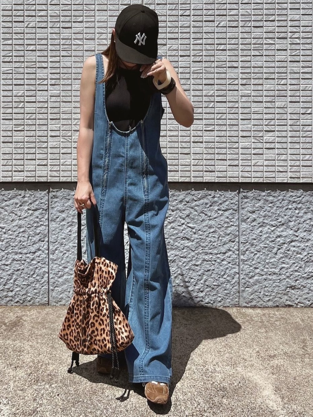 「UNIQLO、ユニクロ、サロペット、COLLAGEGALLARDAGALANTE、NEW ERA、キャップ、MIUMIU、レオパード、夏コーデ、夏ファッション、大人かわいい、休日スタイル、PR、HAYNI」|「COLLAGE GALLARDAGALANTEのQ.anos/ジップデニムオーバーオール(サロペット/オーバーオール、ブルー系)」を使った、ycmさん(レディース・160cm)の夏コーディネートの2枚目の写真
