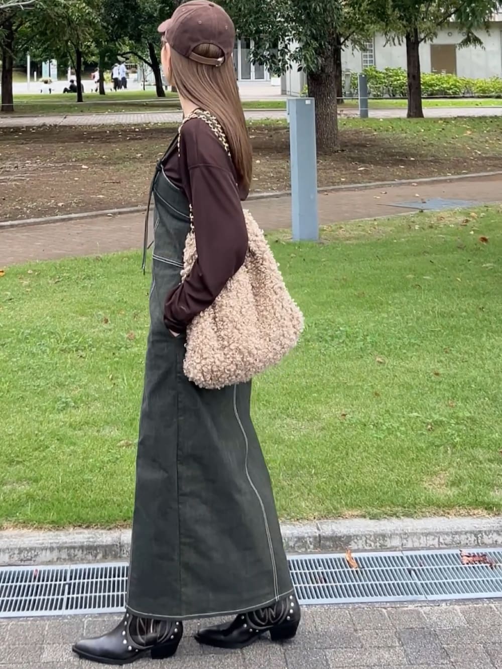 グリーン系のサロペット/オーバーオール、ブラウン系のテーラードジャケット、ブラウン系のTシャツ/カットソーを着用したレディースの秋コーディネートの3枚目の写真