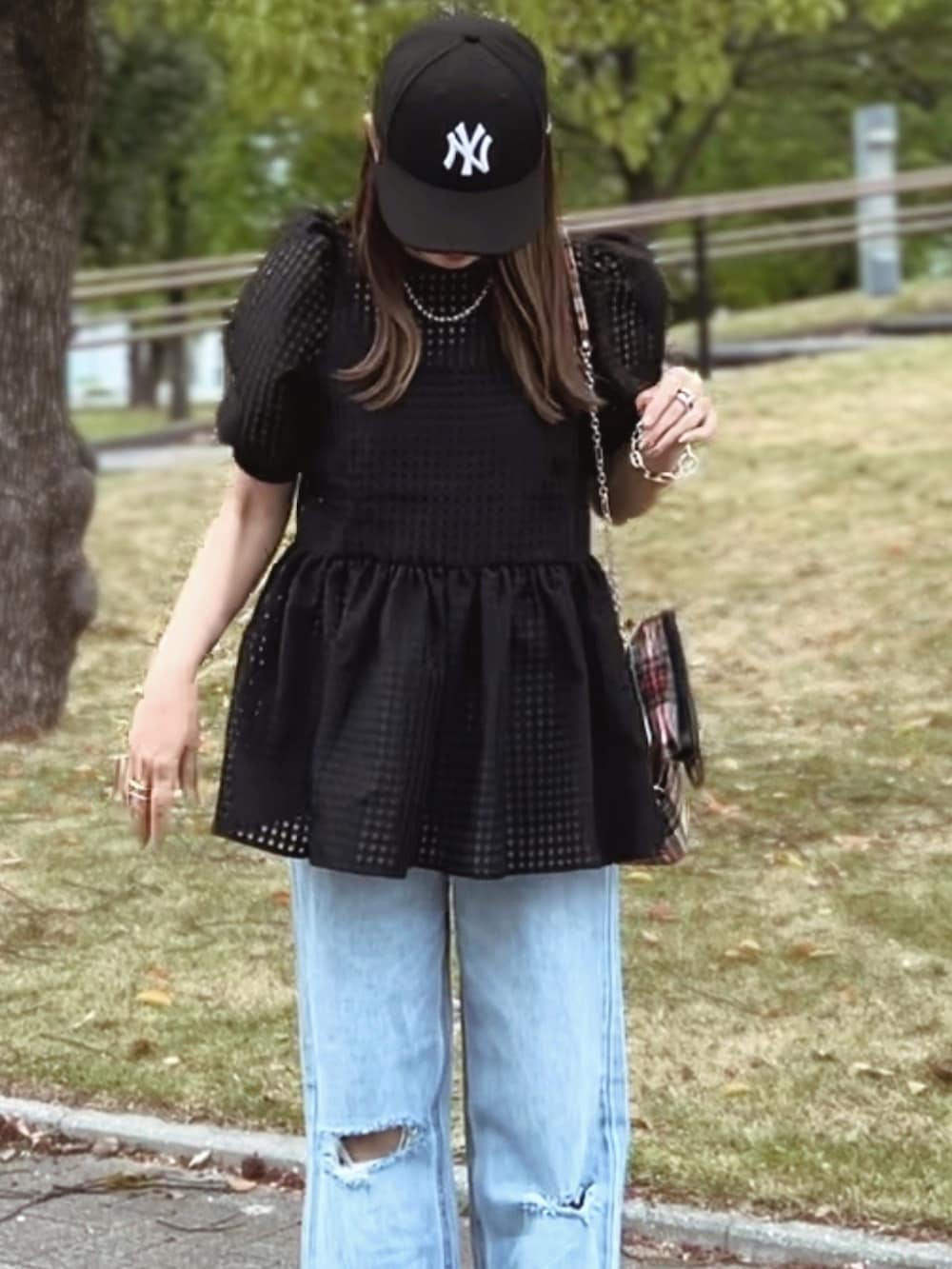 ブラック系のシャツ/ブラウス、ブルー系のデニムパンツ、レッド系のパンプスを着用したレディースの春コーディネートの2枚目の写真