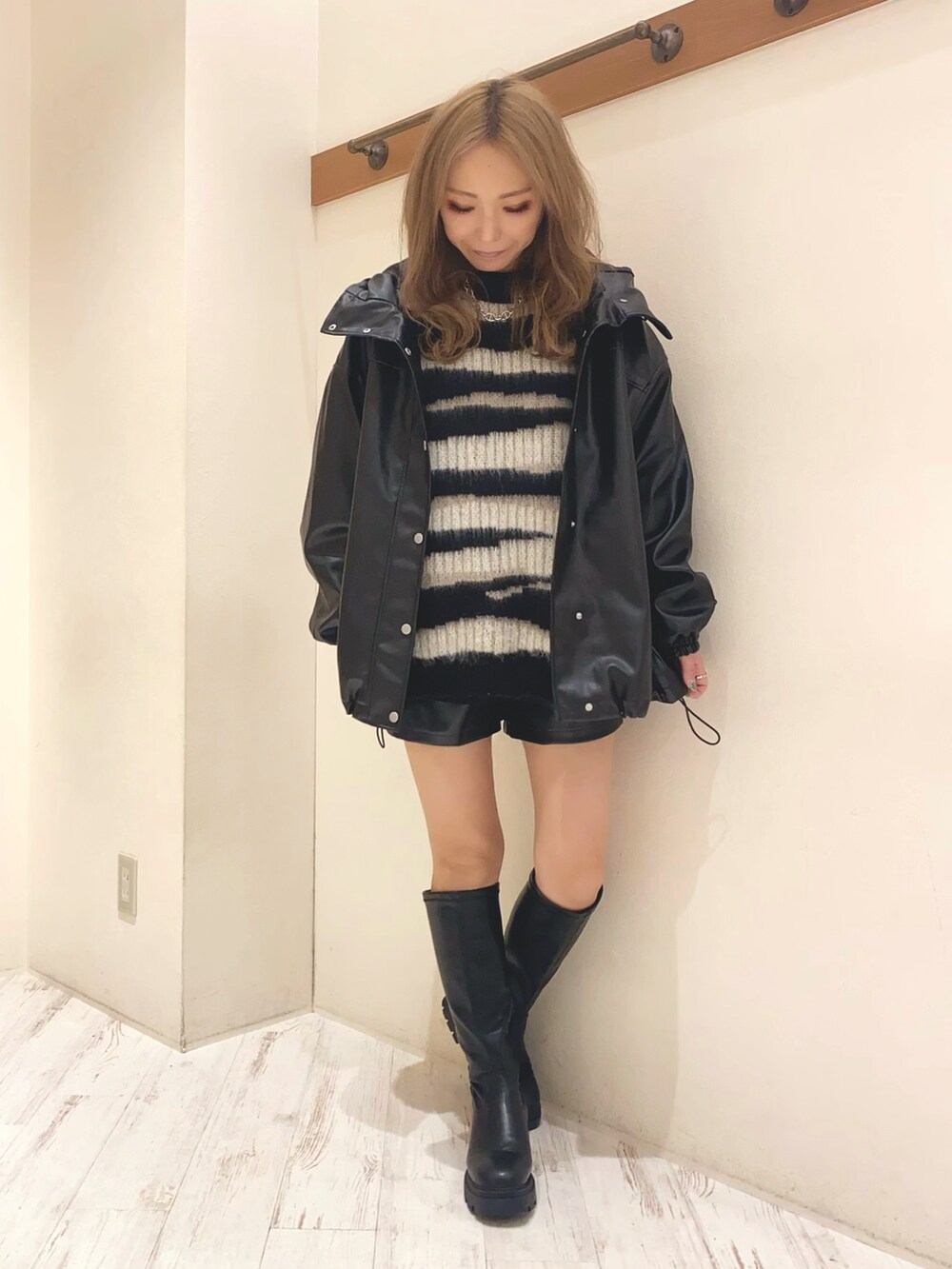 「ゼブラ柄、ビッグニット、ビッグシルエット、ニットコーデ、レザージャケット、ショルダーバッグ、ショートパンツ、レザーショートパンツ、レザーパンツ、ロングブーツ、カジュアルコーデ、韓国ファッション、プチプラコーデ、SpRay、SPRAY PREMIUM」｜「SpRayのゼブラＢｉｇニット（ニット/セーター、ブラック系）」を使った、yukariさん（レディース・158cm）の冬コーディネートの2枚目の写真