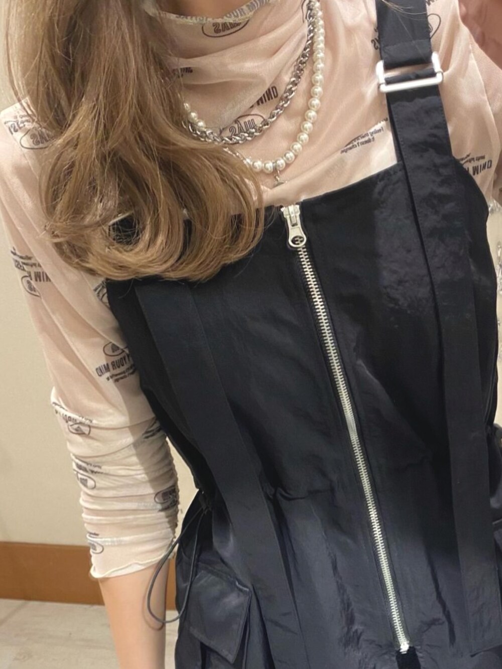 「ビスチェ、ミリタリー、ミリタリーベスト、チュニック、シアートップス、ラメスカート、ナロースカート、レイヤードスタイル、きれいめカジュアル、カジュアルコーデ、スニーカーコーデ、SpRay、SPRAY PREMIUM」｜「SpRayのアイテム（スカート、ブラック系）」を使った、yukariさん（レディース・158cm）の夏コーディネートの2枚目の写真
