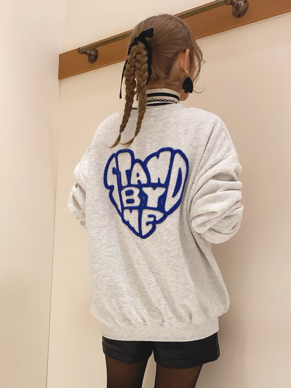 「スウェット、スウェットコーデ、ビッグシルエット、サガラ刺繍、ハート、ハートモチーフ、ロングブーツ、カジュアルコーデ、大人かわいい、ラクチンコーデ、プチプラコーデ、プチプラ、韓国ファッション、SpRay、SPRAY PREMIUM」｜「SpRayの裏起毛バックハートスウェット（スウェット、ベージュ系）」を使った、yukariさん（レディース・158cm）の冬コーディネートの2枚目の写真
