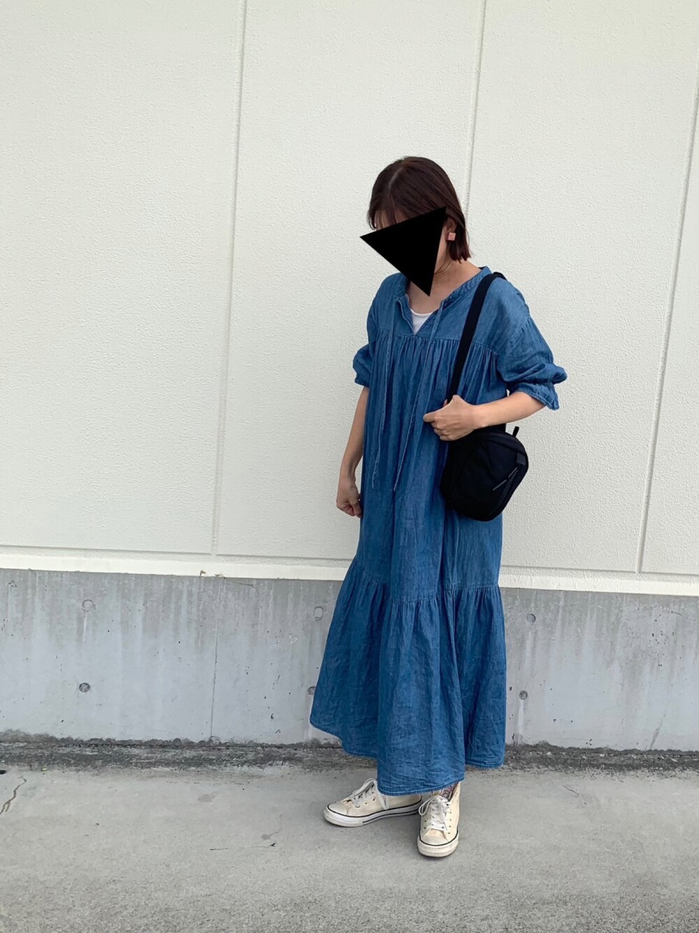 ブルー系のワンピース/ドレス、ブラック系のバッグ、ホワイト系のスニーカーを着用したキッズの秋コーディネートの3枚目の写真