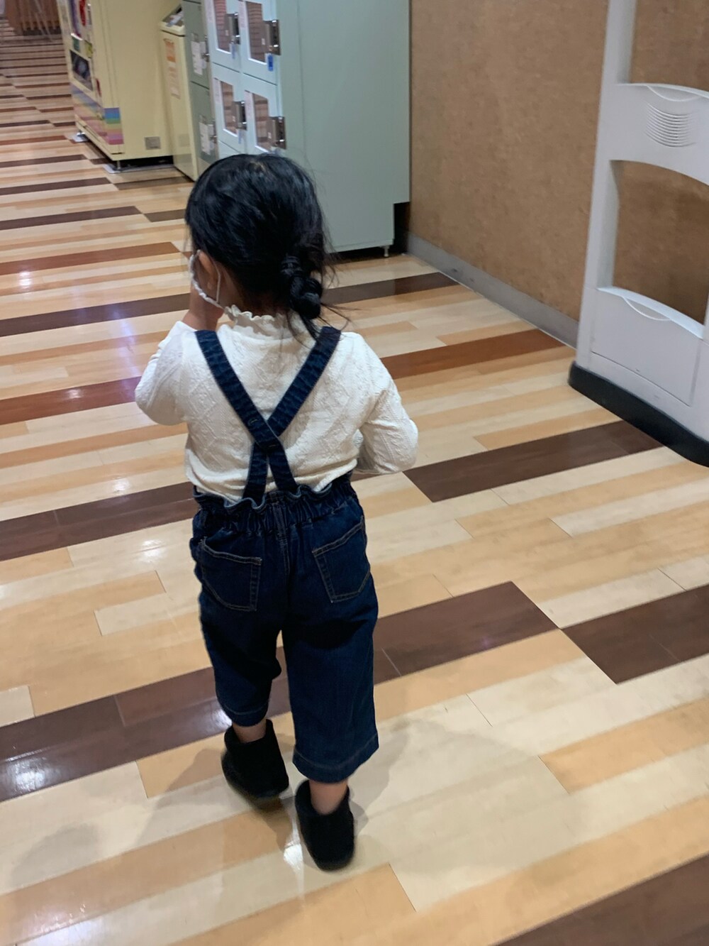 ブラック系のワンピース、ホワイト系のトップス、ブルー系のその他パンツを着用したキッズの秋コーディネートの3枚目の写真