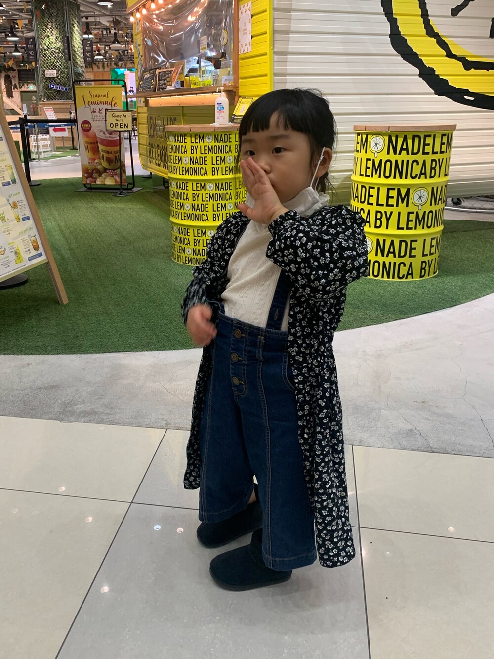 ブラック系のワンピース、ホワイト系のトップス、ブルー系のその他パンツを着用したキッズの秋コーディネートの2枚目の写真