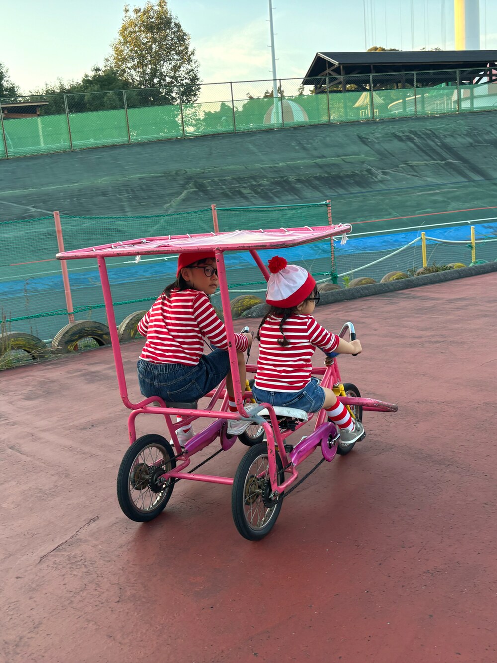 レッド系のTシャツ/カットソーを着用したキッズの秋コーディネートの4枚目の写真