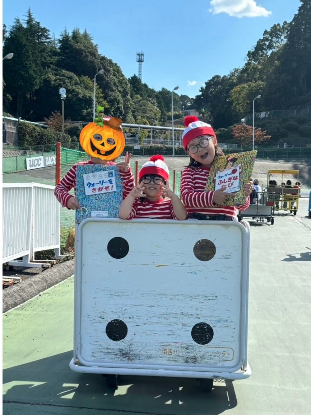 レッド系のTシャツ/カットソーを着用したキッズの秋コーディネートの2枚目の写真