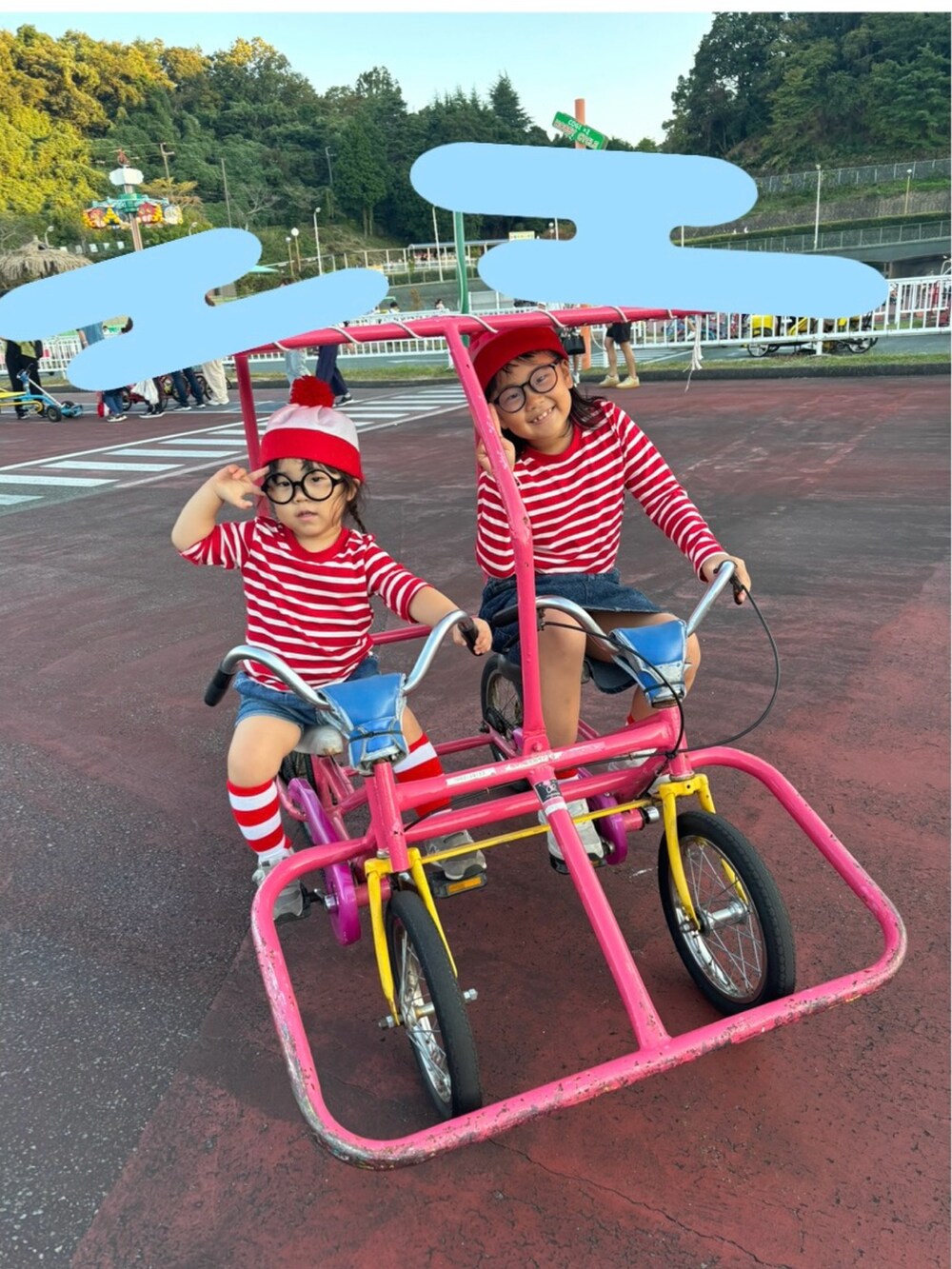 レッド系のTシャツ/カットソーを着用したキッズの秋コーディネートの3枚目の写真