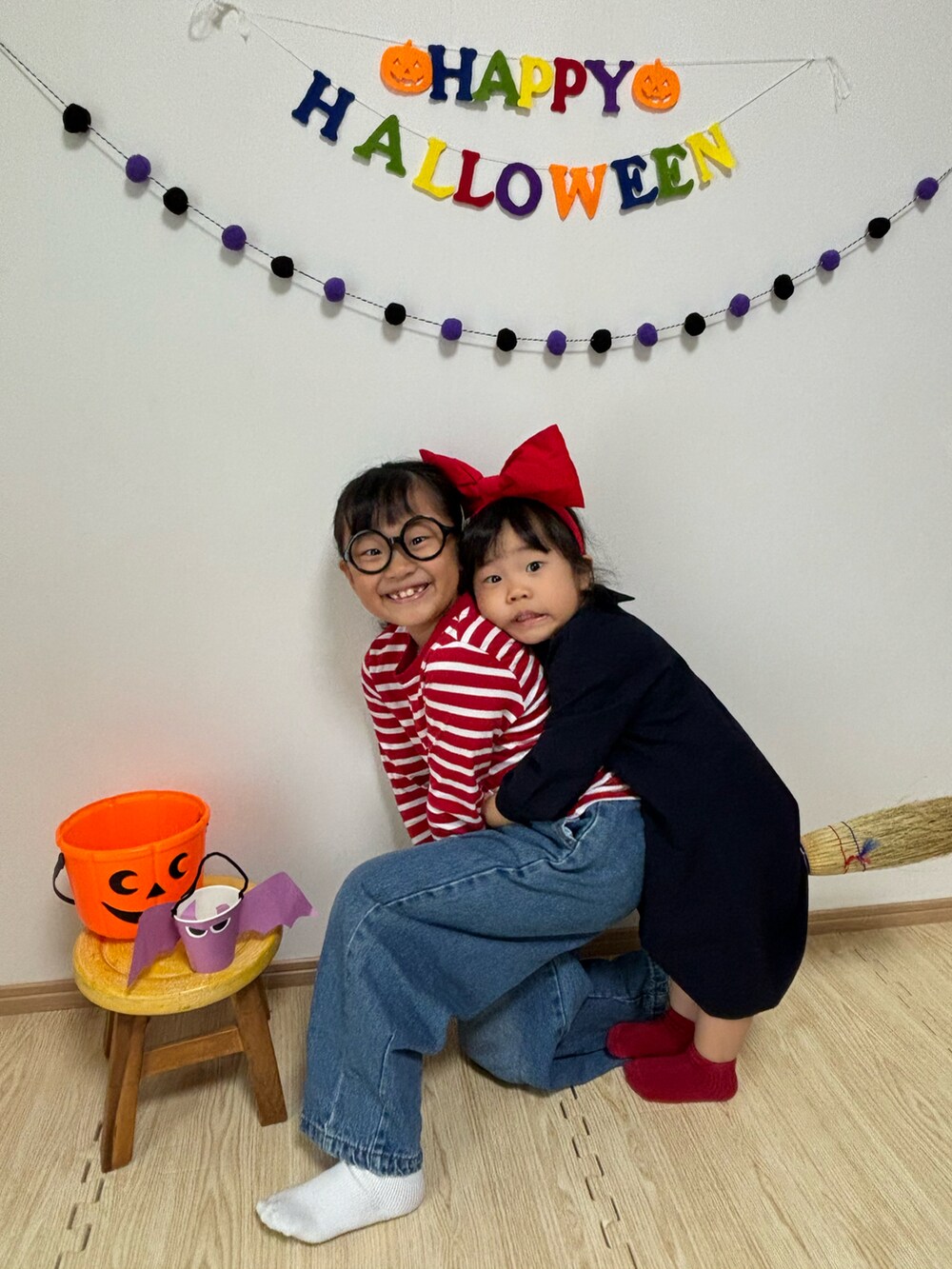 ブラック系のワンピース/ドレスを着用したキッズの秋コーディネートの2枚目の写真