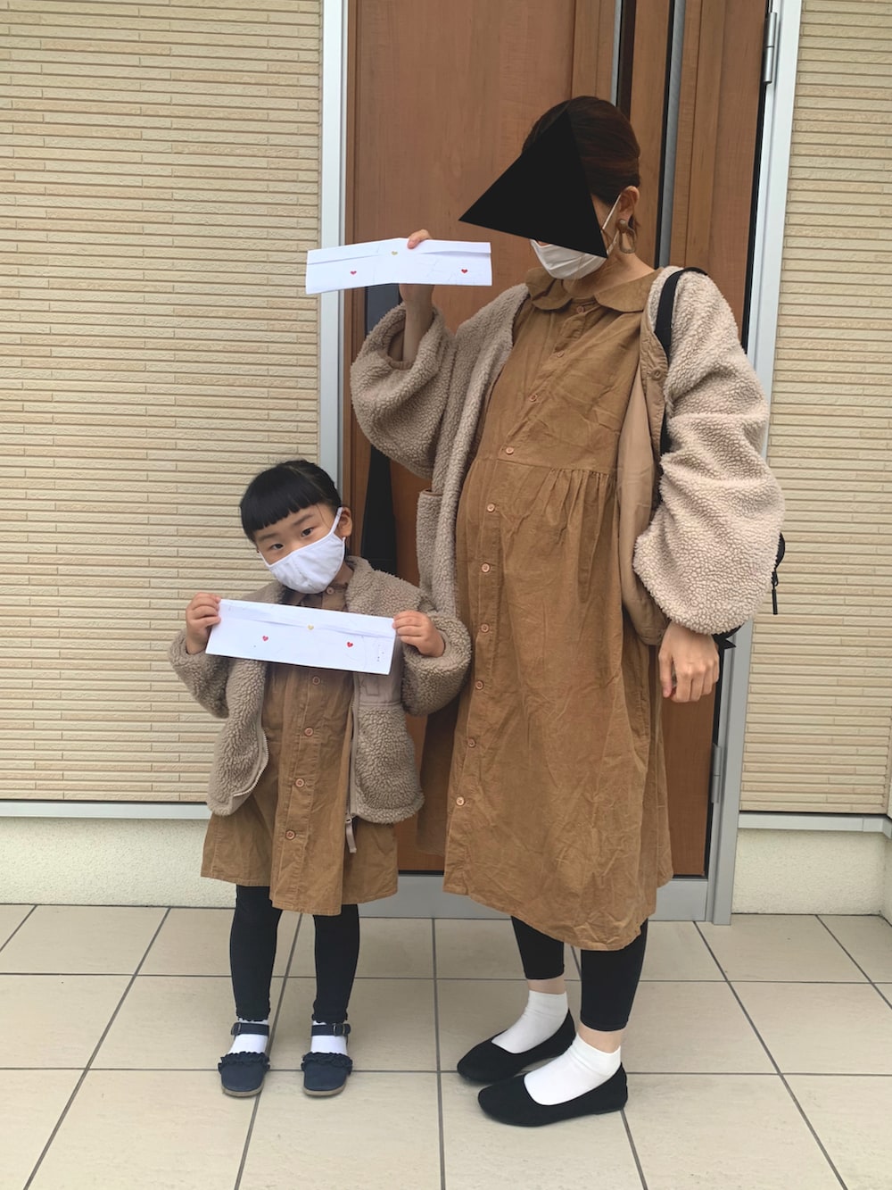 ブラウン系のワンピース/ドレス、その他のその他を着用したキッズの秋コーディネートの2枚目の写真