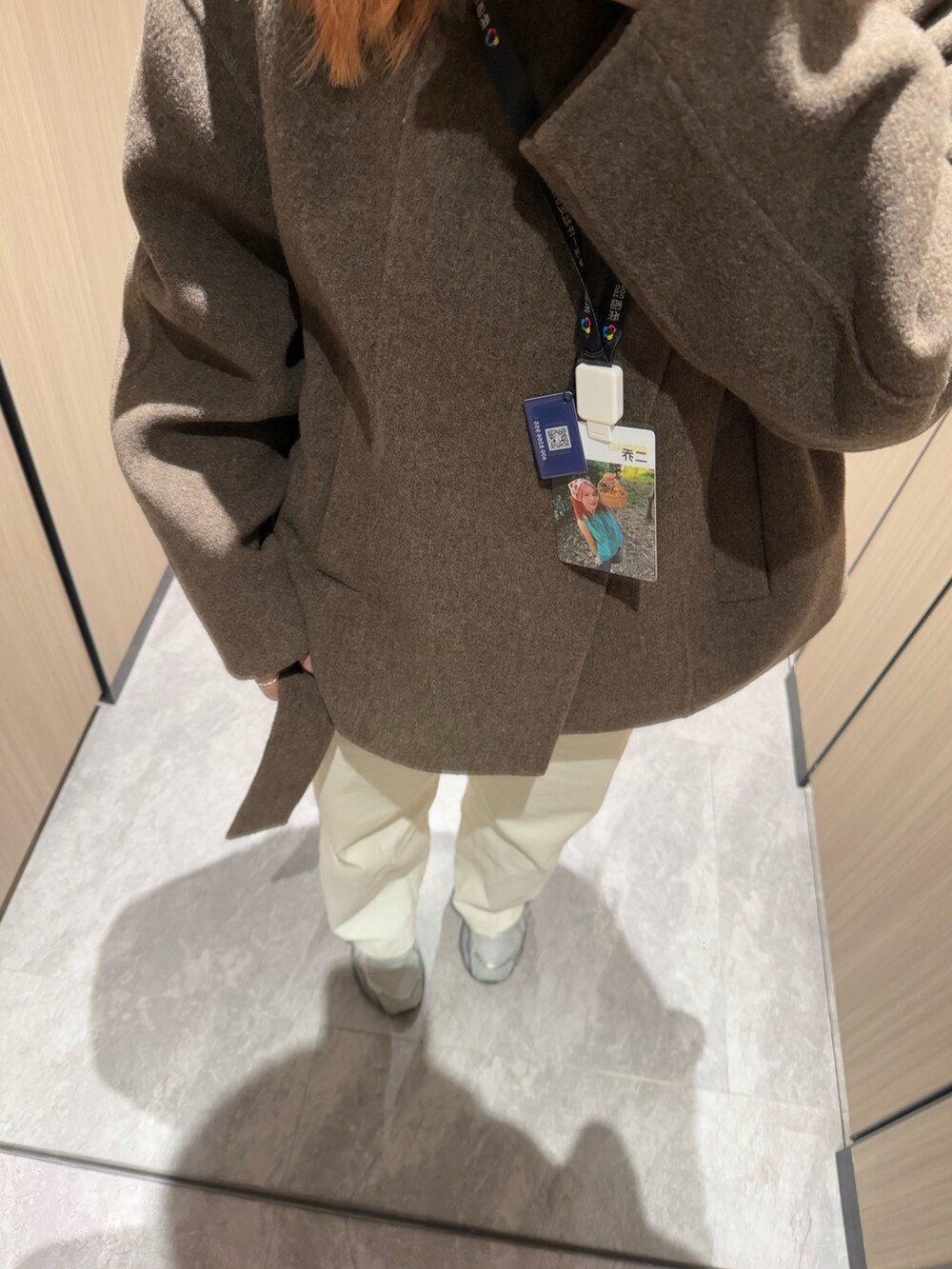 ブラウン系のダッフルコートを着用したレディースの冬コーディネートの2枚目の写真