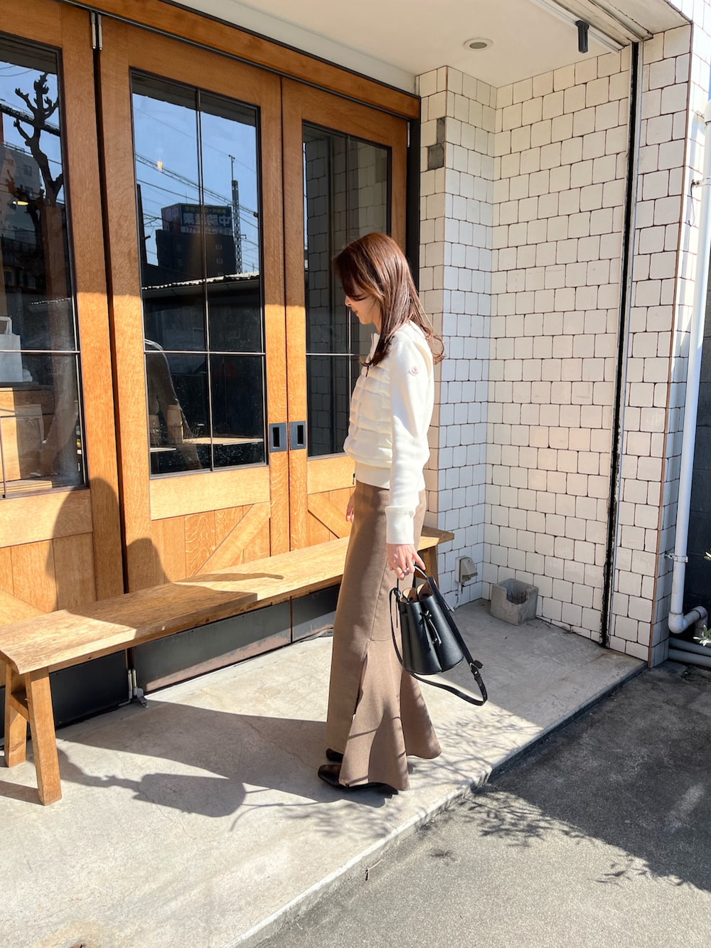 「休日スタイル、お洒落さんとつながりたい、お出かけコーデ、大人可愛い、春コーデ、春服、春、マーメイドスカート、シンプルコーデ、ClaSTEllaR、モンクレール、カーディガン、春カラー」｜「MONCLERのアイテム（カーディガン/ボレロ、ホワイト系）」を使った、mayuさん（レディース・162cm）の春コーディネートの2枚目の写真