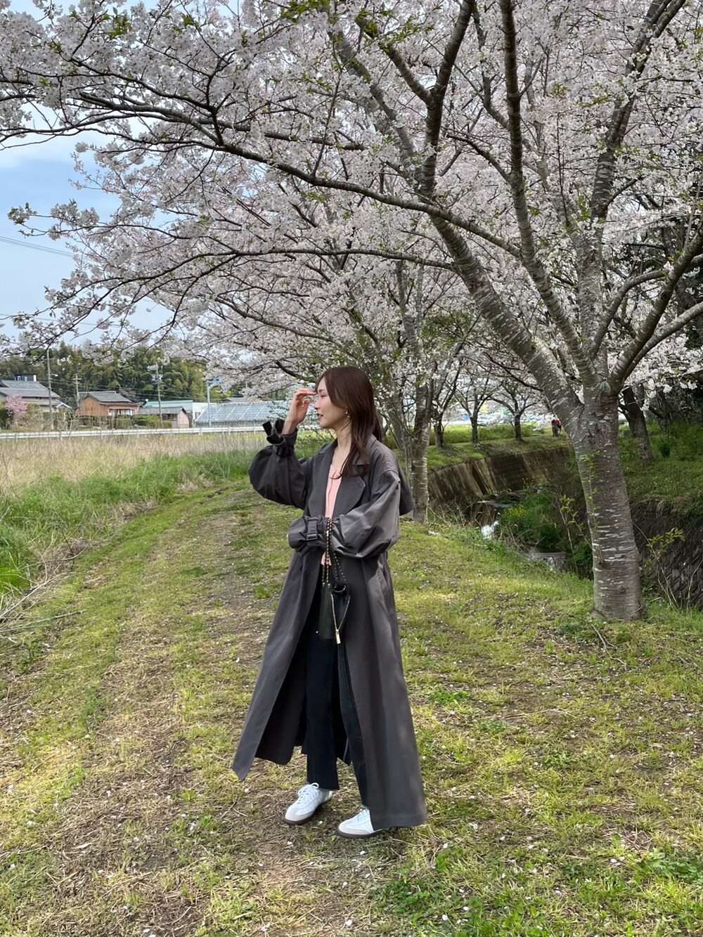 「シンプルスタイル、春ファッション、ootd、大人女子、スニーカーコーデ、春アウター、トレンチコート、ユニクロ、ユニクロコーデ、UNIQLO、白スニーカー、デニムコーデ、お出かけコーデ、休日スタイル、パンツスタイル」｜「Cla STEllaRのVolume trench coat（トレンチコート、グレー系）」を使った、mayuさん（レディース・162cm）の春コーディネートの2枚目の写真