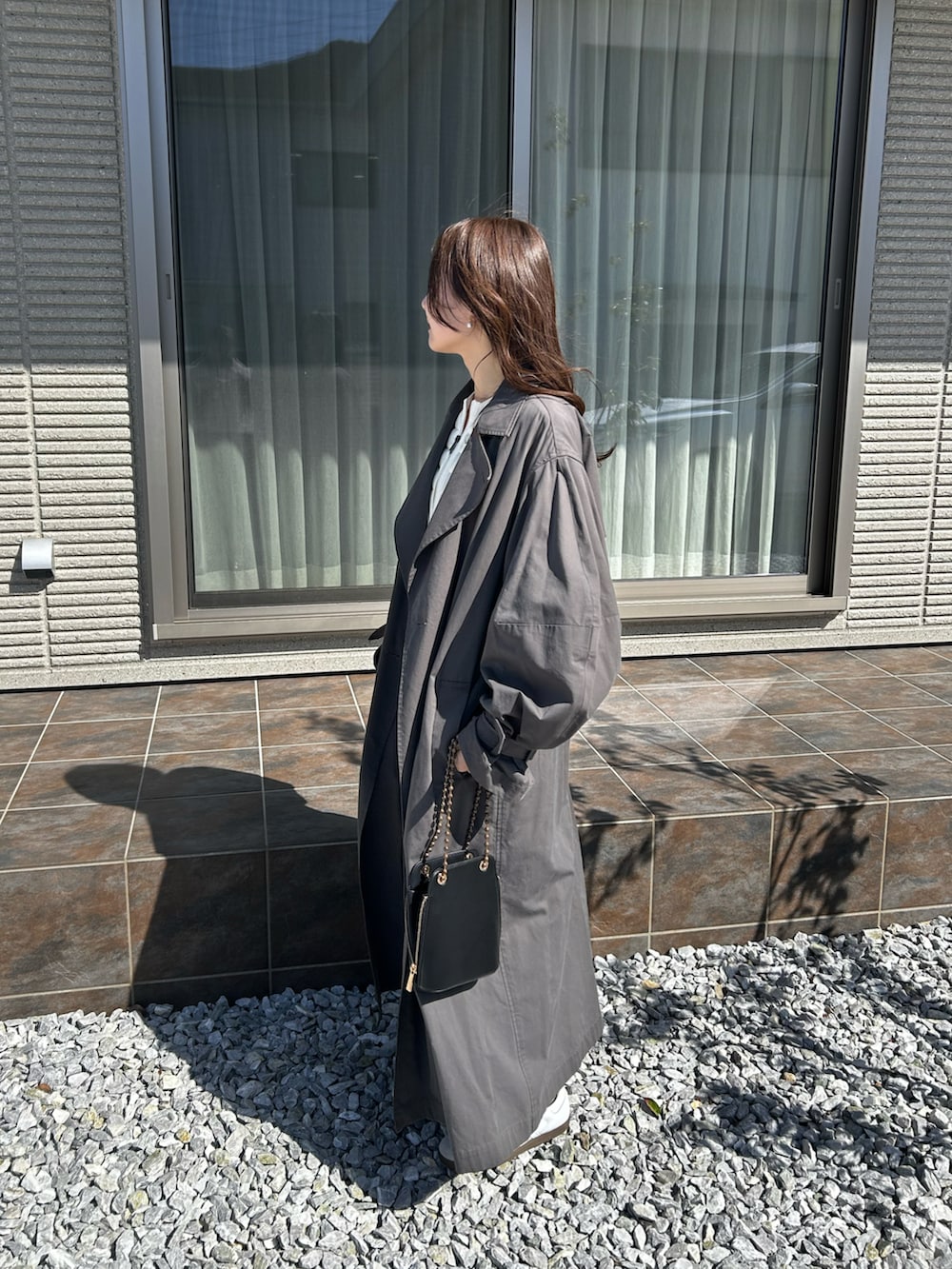 「休日スタイル、春服、春服コーデ、今日のコーデ、シンプルコーデ、スニーカーコーデ、トレンチコート、お出かけコーデ、ClaSTEllaR、春アウター、スニーカー」｜「MONCLERのアイテム（カーディガン/ボレロ、ホワイト系）」を使った、mayuさん（レディース・162cm）の春コーディネートの3枚目の写真