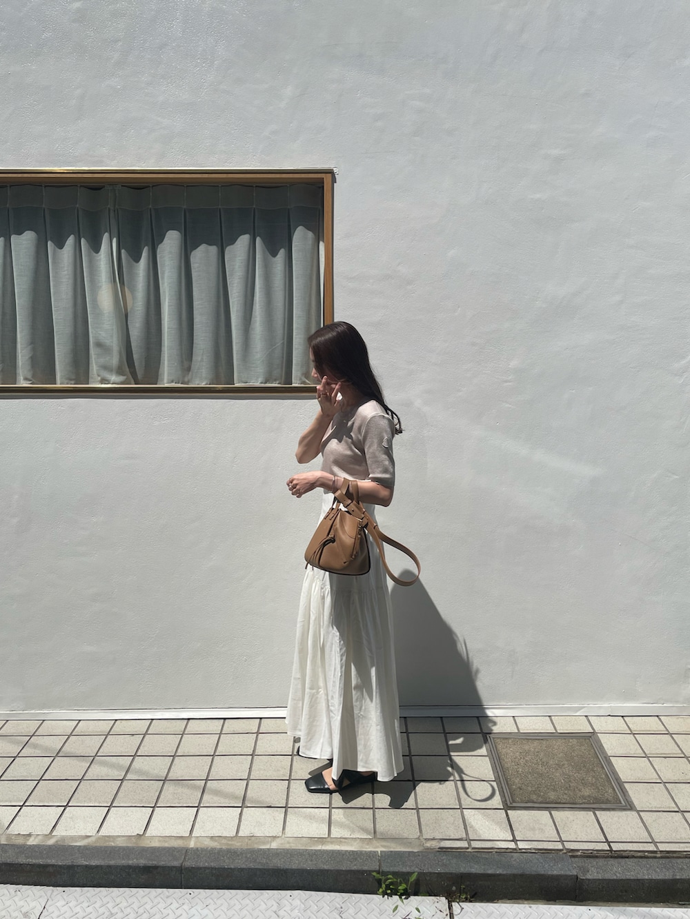 「スカート、スカートスタイル、休日スタイル、夏コーデ、サンダルコーデ、きれいめカジュアル、シアートップス、お出かけコーデ、コーデ、リボン、リボンサンダル、おしゃれさんと繋がりたい」｜「MONCLERのアイテム（ニット/セーター、ベージュ系）」を使った、mayuさん（レディース・162cm）の春コーディネートの2枚目の写真