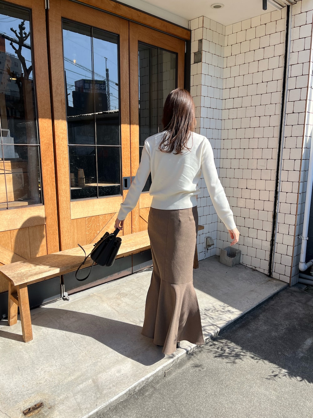 「休日スタイル、お洒落さんとつながりたい、お出かけコーデ、大人可愛い、春コーデ、春服、春、マーメイドスカート、シンプルコーデ、ClaSTEllaR、モンクレール、カーディガン、春カラー」｜「MONCLERのアイテム（カーディガン/ボレロ、ホワイト系）」を使った、mayuさん（レディース・162cm）の春コーディネートの3枚目の写真