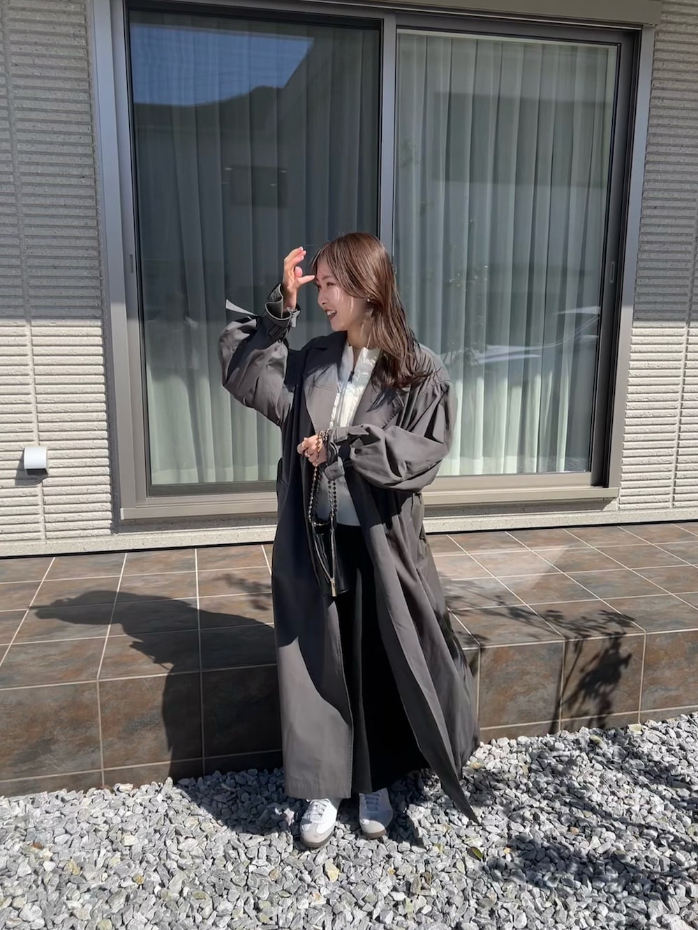 「休日スタイル、春服、春服コーデ、今日のコーデ、シンプルコーデ、スニーカーコーデ、トレンチコート、お出かけコーデ、ClaSTEllaR、春アウター、スニーカー」｜「MONCLERのアイテム（カーディガン/ボレロ、ホワイト系）」を使った、mayuさん（レディース・162cm）の春コーディネートの2枚目の写真