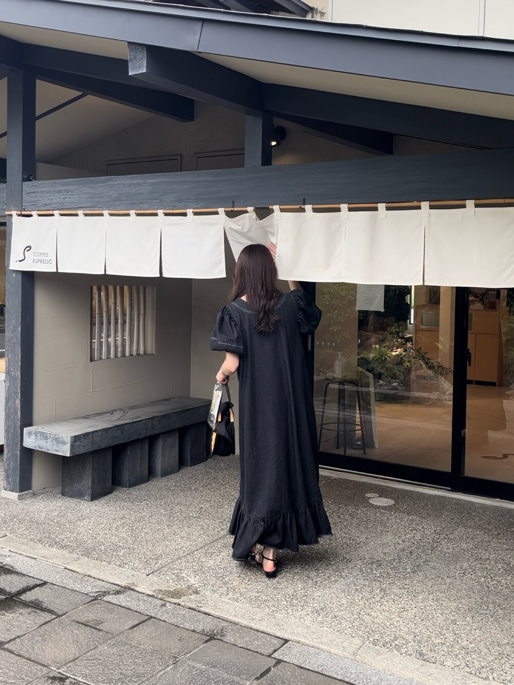 「休日スタイル、おでかけコーデ、大人カジュアル、夏コーデ、デニム、初夏コーデ、大人かわいい、ブラック、ブラックデニム、フリル、ClaSTEllaR、サンダル、ボリューム袖、ワンピース」｜「AZUL by moussyのT-STRAP POINTED TOE SANDALS/T-ストラップポインテッドトーサンダル（サンダル、ブラック系）」を使った、mayuさん（レディース・162cm）の夏コーディネートの3枚目の写真