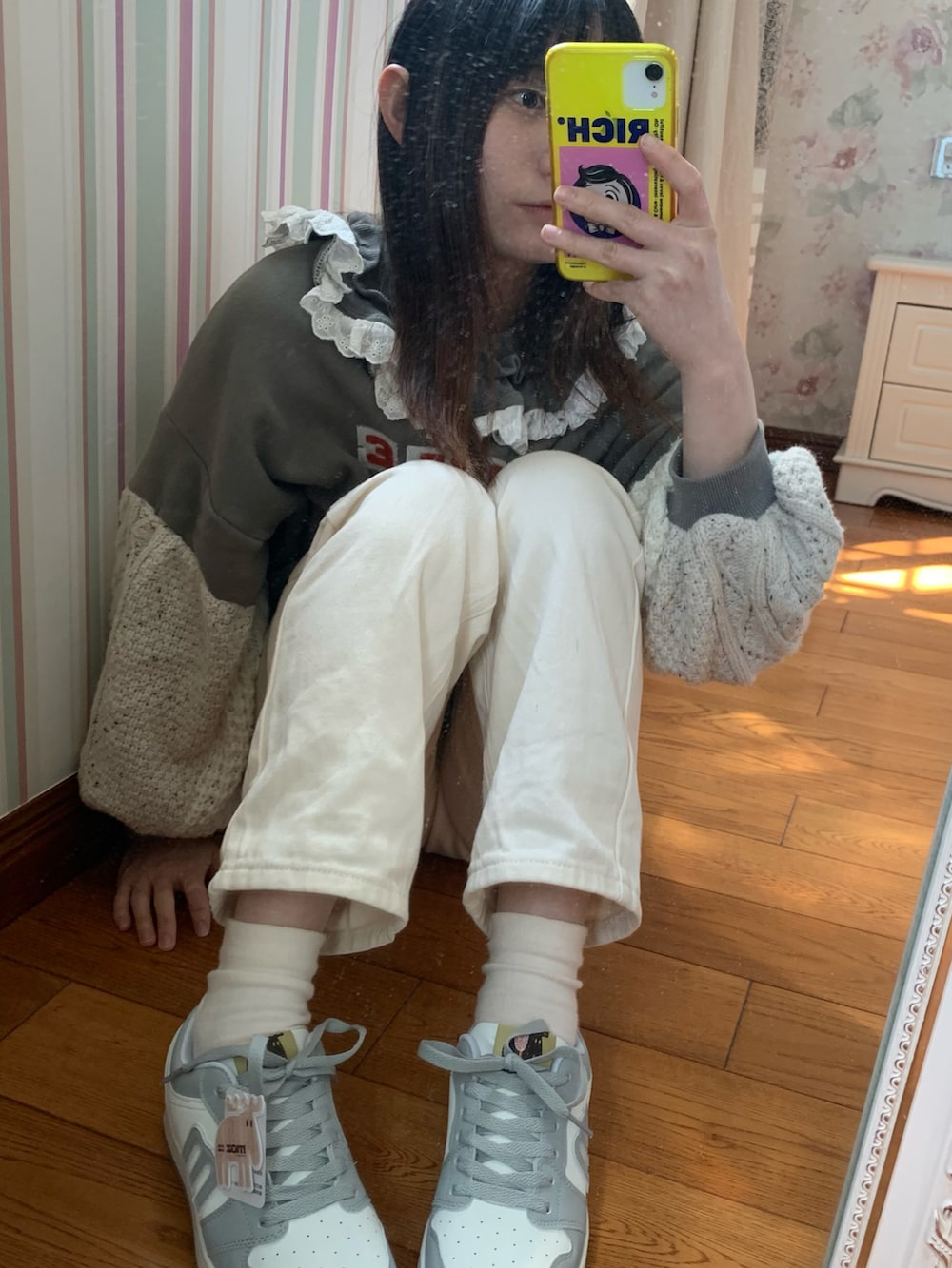 「春服、春服みてみて、moz、古着MIX、お洒落さんとつながりたい」｜「mozのmoz(モズ)mロゴ 厚底ローカットスニーカー（スニーカー、グレー系）」を使った、電波ルルさん（レディース・158cm）の春コーディネートの2枚目の写真