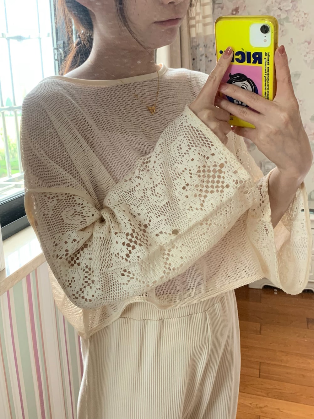 「Kastane、hinari、大人カジュアル、オトナ女子、初夏コーデ、淡色コーデ」｜「hinariのレースメッシュ2WAYプルオーバー（Tシャツ/カットソー、ホワイト系）」を使った、電波ルルさん（レディース・158cm）の春コーディネートの2枚目の写真