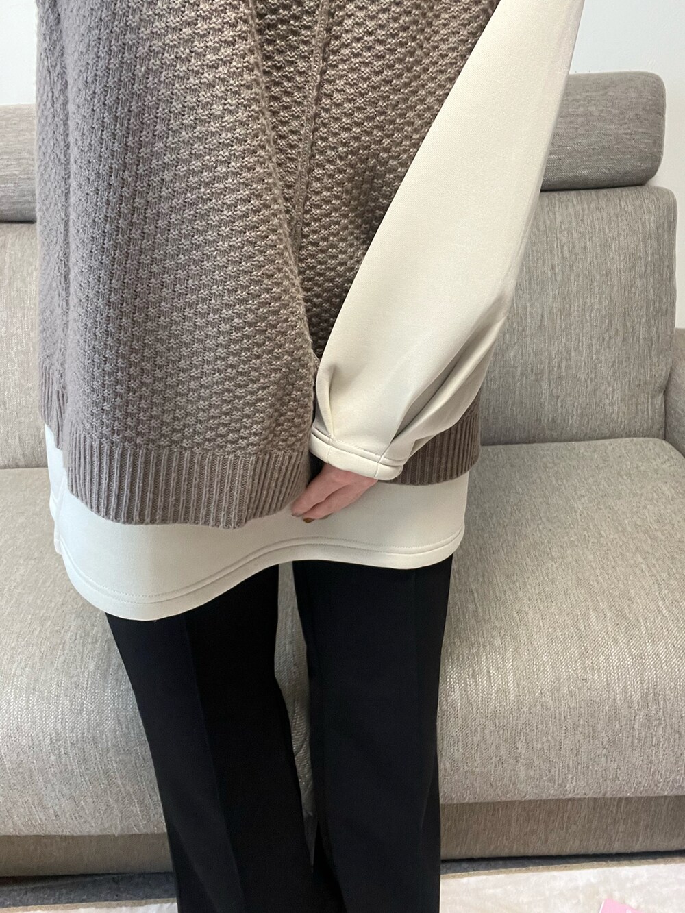 ブラウン系のベスト、ベージュ系のトップス、ブラック系のパンツを着用したレディースの冬コーディネートの2枚目の写真