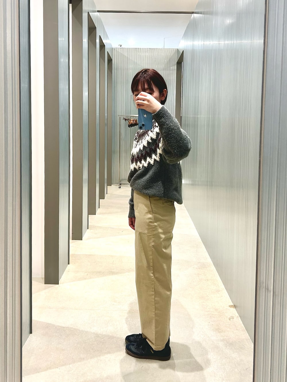 ベージュ系のその他パンツを着用したレディースの冬コーディネートの2枚目の写真