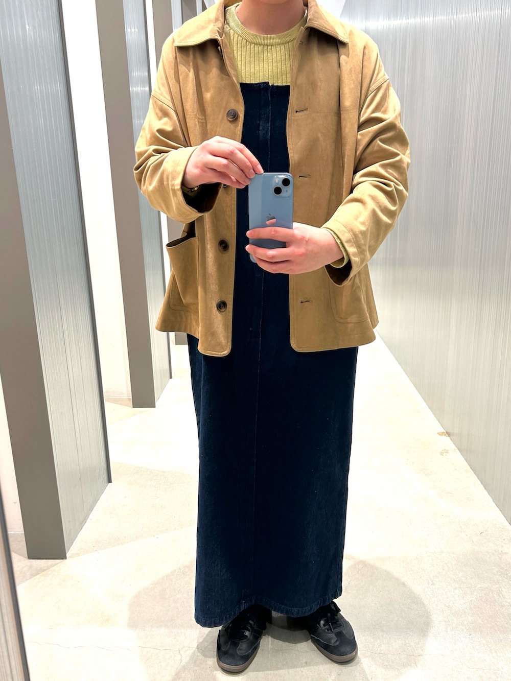 グリーン系のニット/セーター、ベージュ系のその他アウター、ブルー系のワンピースを着用したレディースの冬コーディネートの3枚目の写真