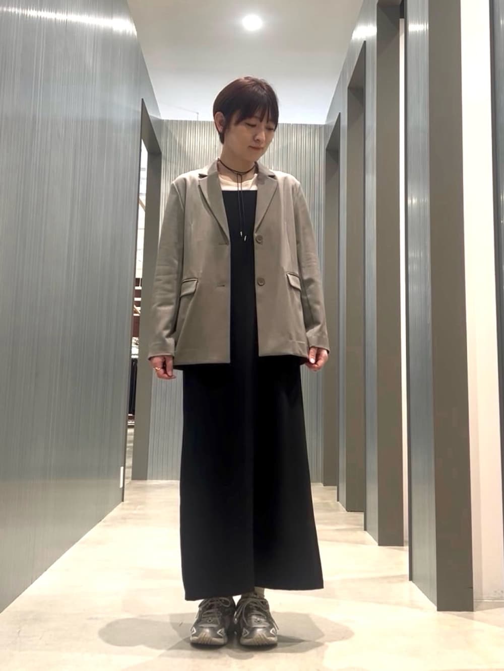 グレー系のその他アウター、ブラック系のネックレスを着用したレディースの春コーディネートの2枚目の写真