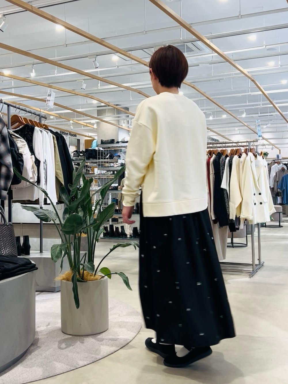 ホワイト系のTシャツ/カットソー、グレー系のトートバッグ、ブラック系のスカートを着用したレディースの春コーディネートの3枚目の写真