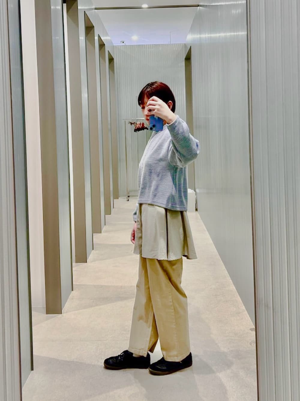 ブルー系のシャツ/ブラウス、ベージュ系のその他パンツを着用したレディースの冬コーディネートの2枚目の写真