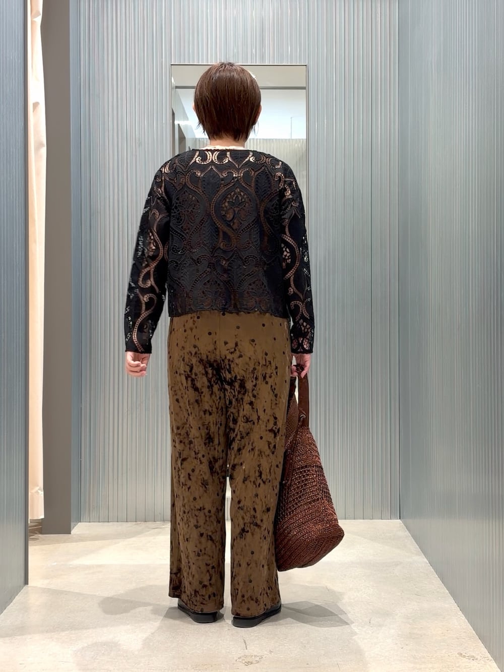 ブラウン系のその他パンツ、ブラック系のローファー、ブラック系のシャツ/ブラウスを着用したレディースの秋コーディネートの3枚目の写真