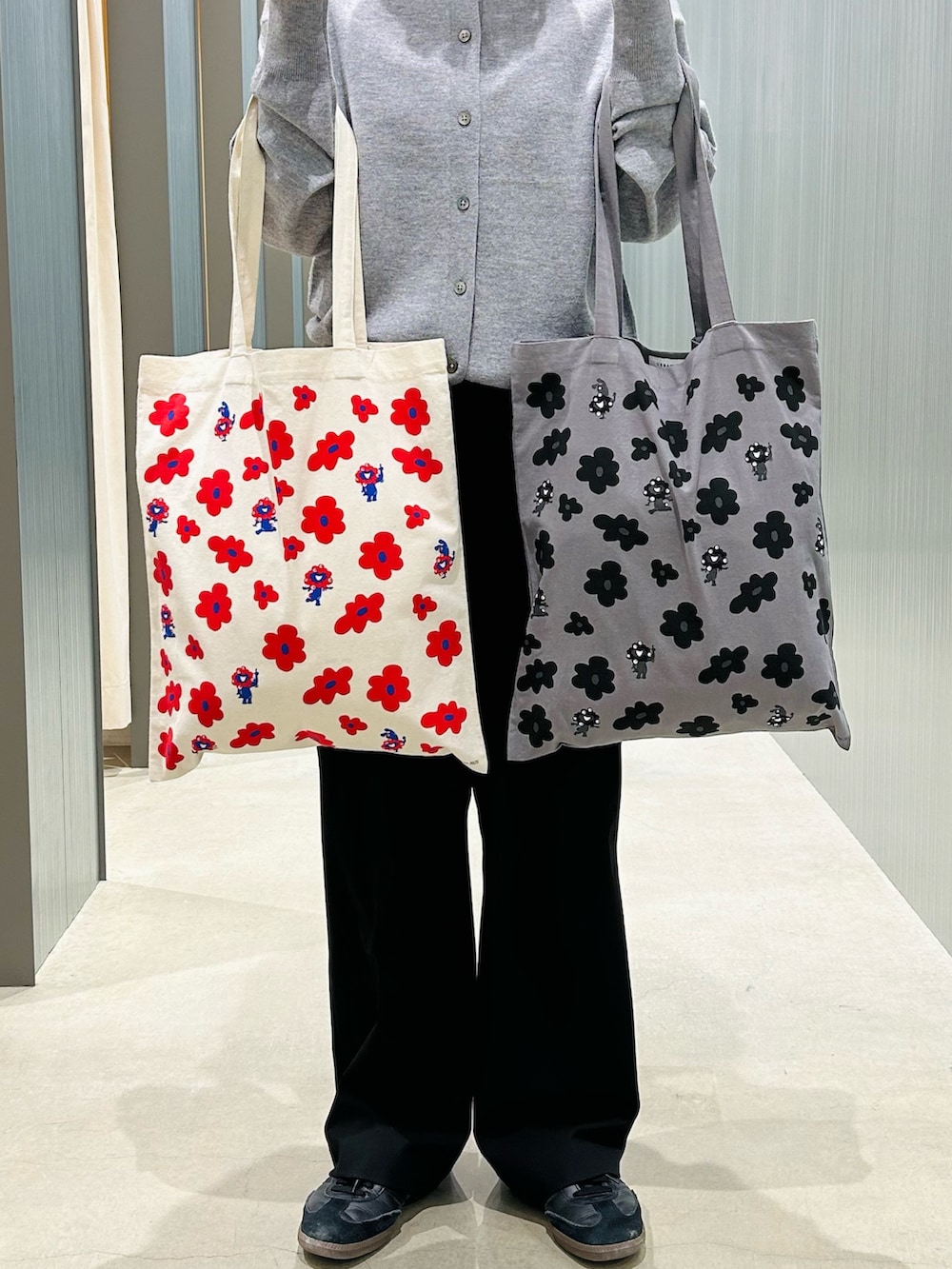 グレー系のカーディガン/ボレロ、ホワイト系のトートバッグを着用したレディースの冬コーディネートの2枚目の写真