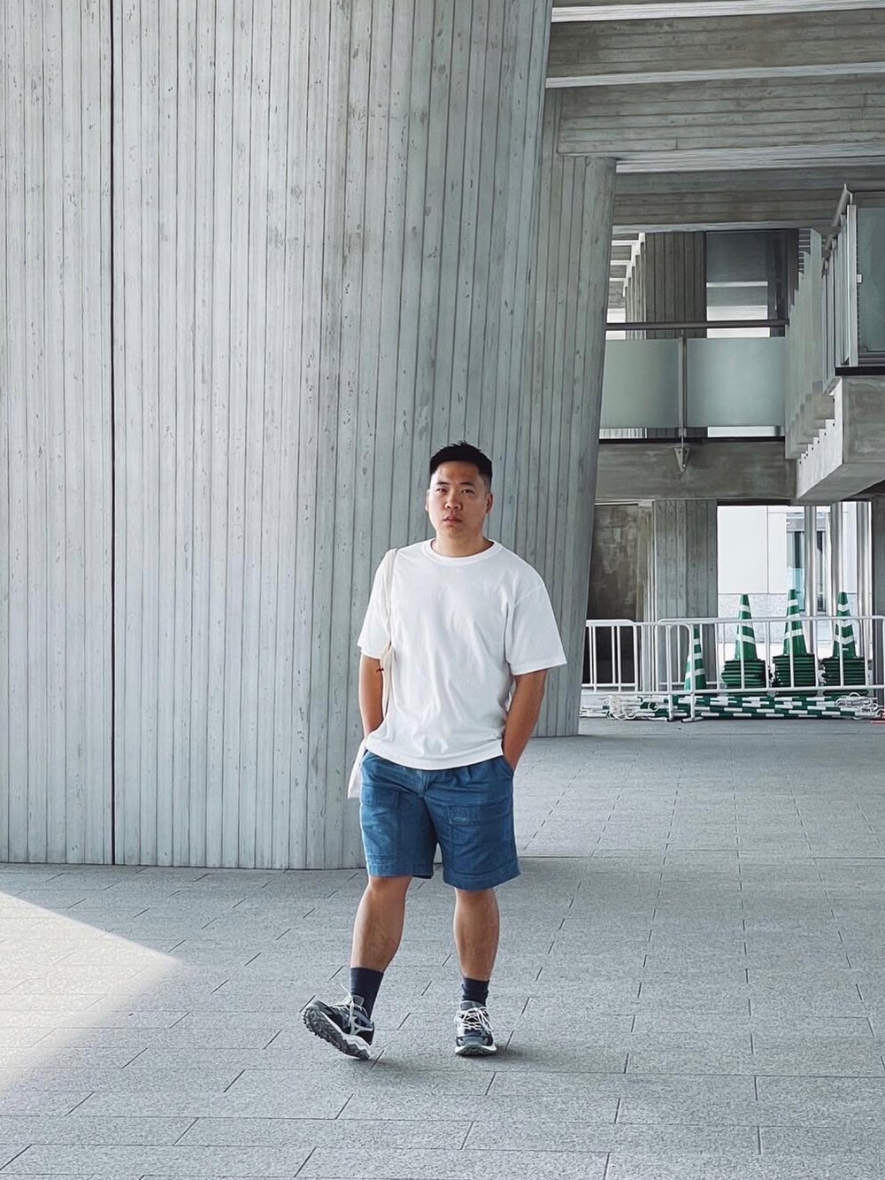 ホワイト系のTシャツ/カットソー、ブルー系のデニムパンツ、ブルー系のスニーカーを着用したメンズの秋コーディネートの2枚目の写真