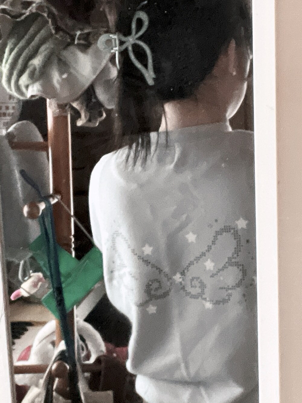 ブラウン系のスカート、ブルー系のスウェットを着用したレディースの秋コーディネートの2枚目の写真