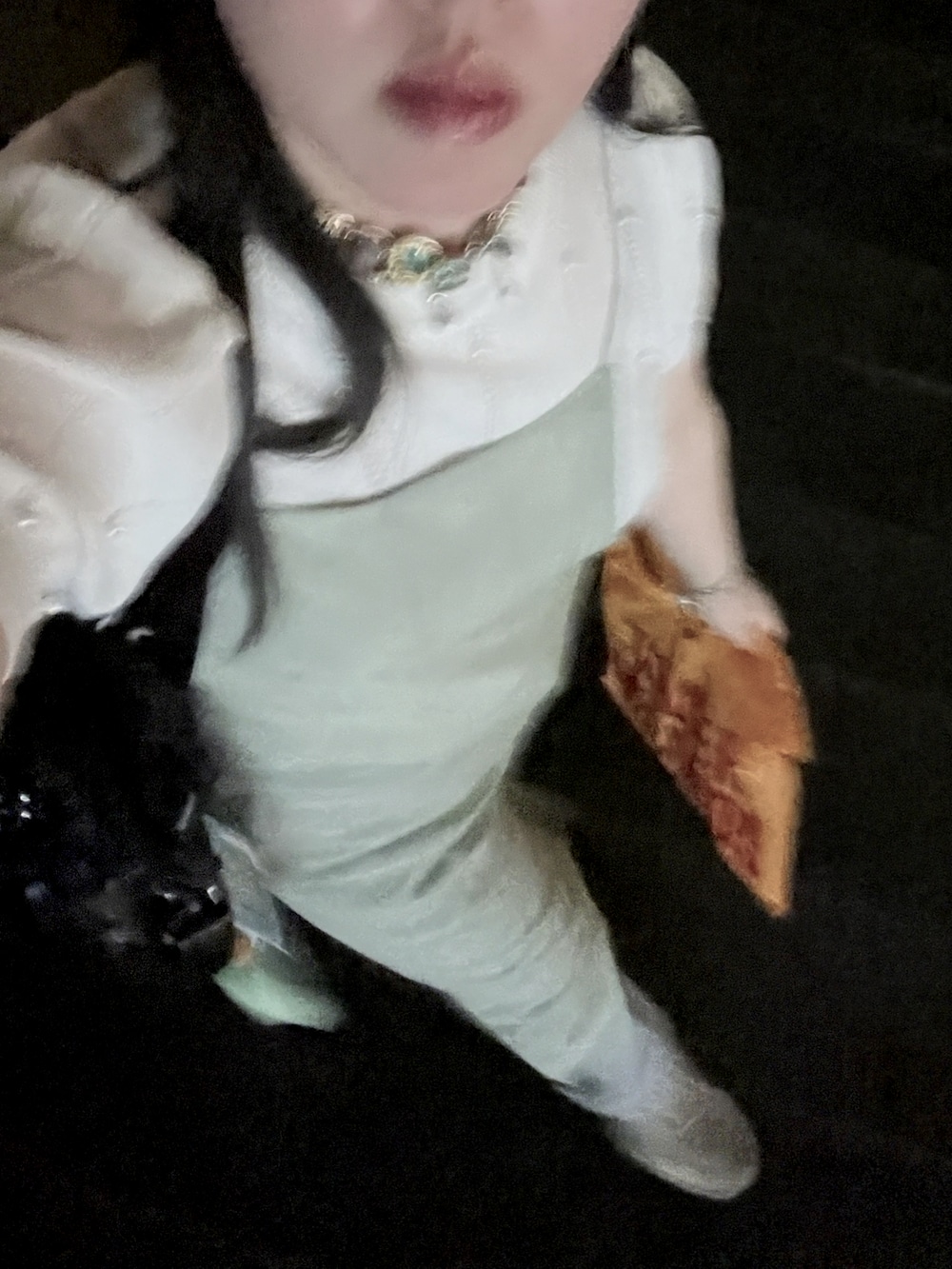 ブルー系のデニムパンツ、グリーン系のワンピース、ホワイト系のスニーカーを着用したレディースの夏コーディネートの2枚目の写真