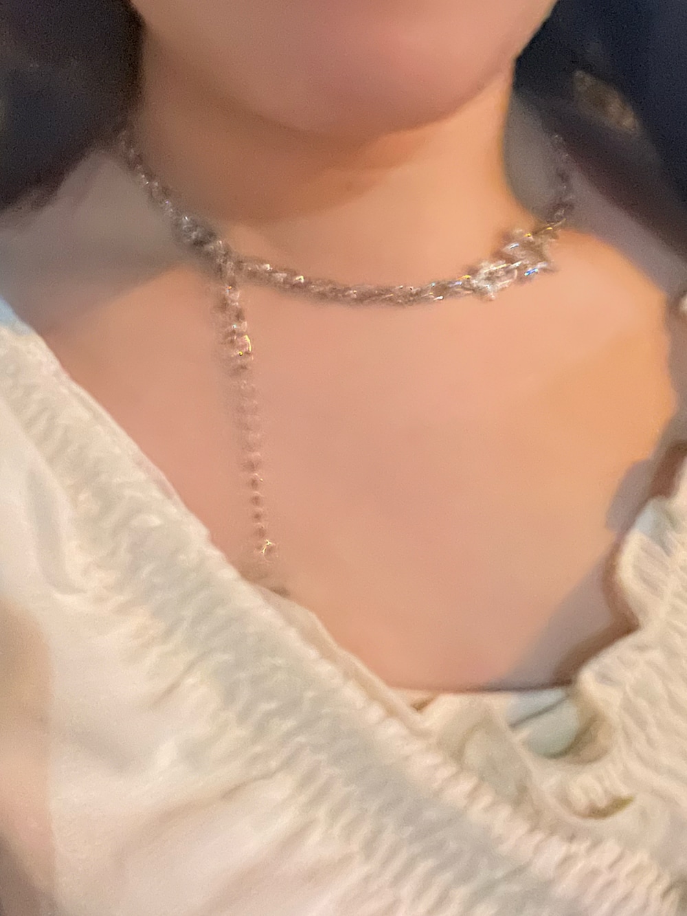 ホワイト系のワンピース、グレー系のスニーカーを着用したレディースの秋コーディネートの3枚目の写真