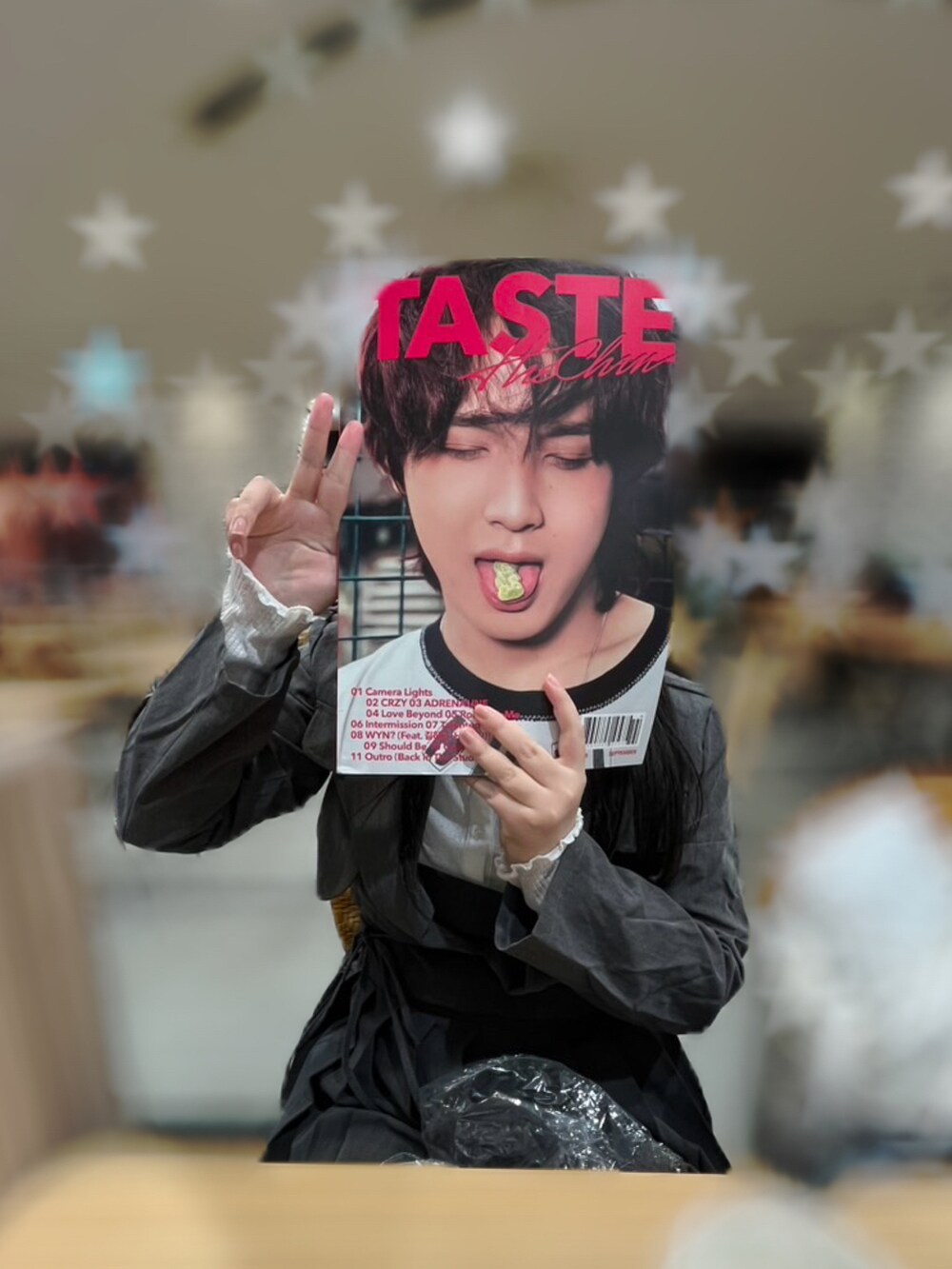 ブルー系のショルダーバッグ、グレー系のスニーカー、ホワイト系のカーディガン/ボレロを着用したレディースの秋コーディネートの2枚目の写真