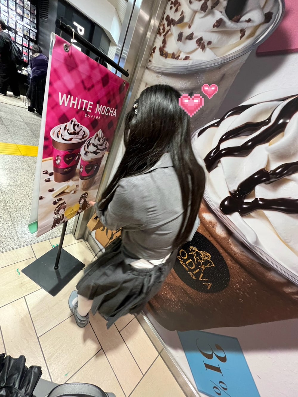 ブルー系のショルダーバッグ、グレー系のスニーカー、ホワイト系のカーディガン/ボレロを着用したレディースの秋コーディネートの3枚目の写真