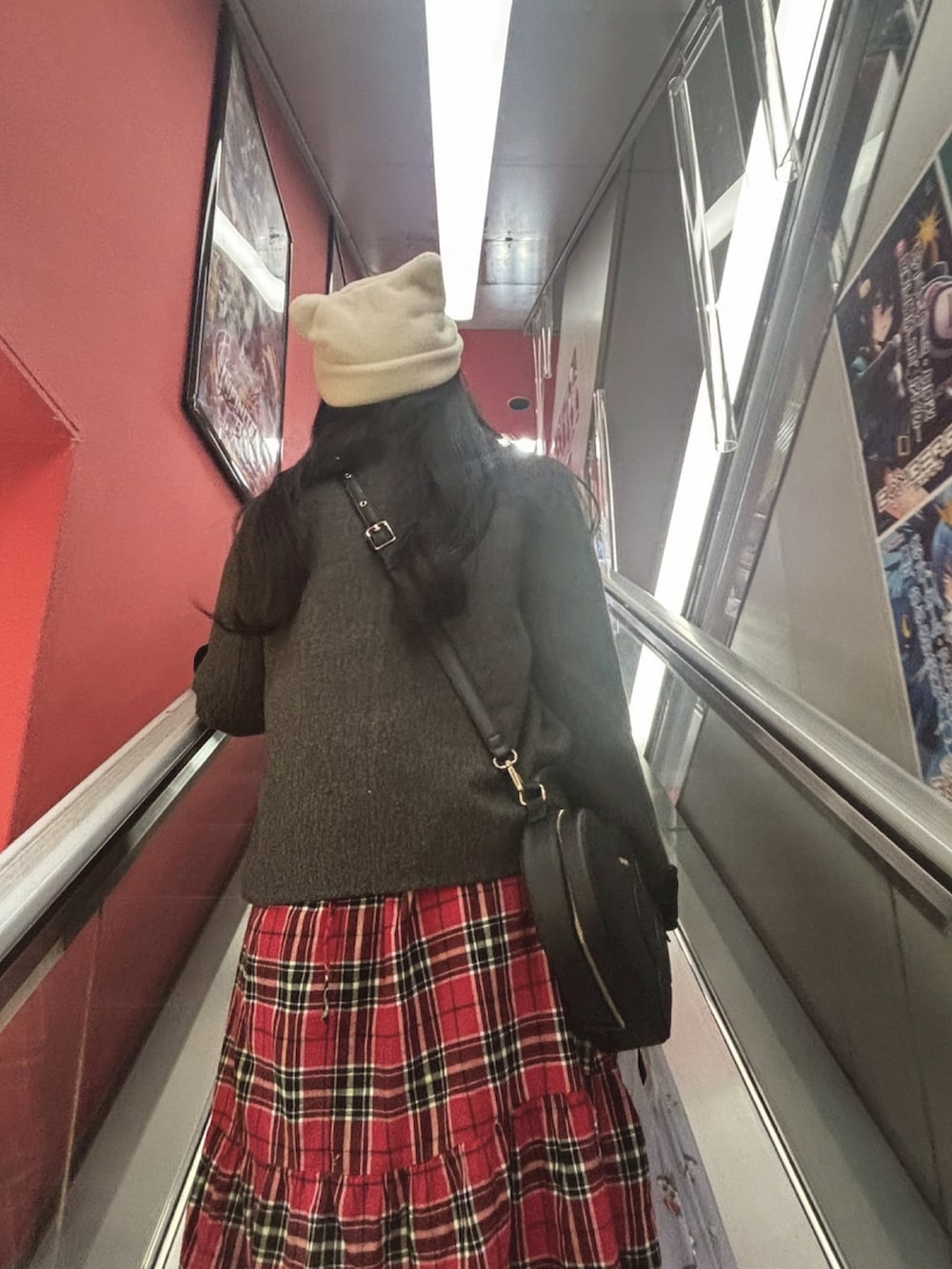 ブルー系のシャツ/ブラウス、レッド系のワンピース、ブラック系のショルダーバッグを着用したレディースの冬コーディネートの2枚目の写真