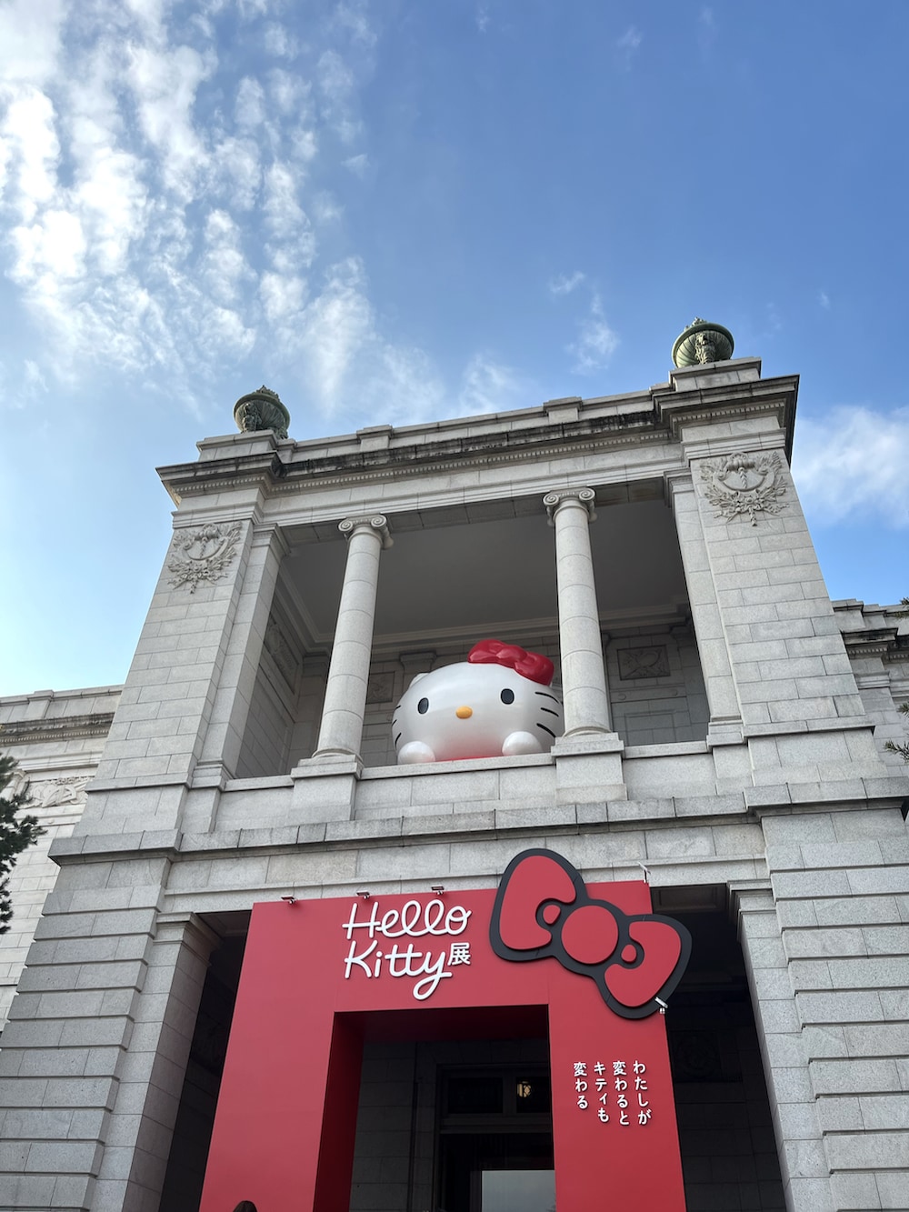 「おでかけコーデ、大人かわいい、スニーカーコーデ、カジュアルガーリー、オトナカワイイ、キャミワンピ、大人ガーリー、デニムシャツ、デニムジャケット、シルバー、チェックスカート、Chico、merlot、フリルスカート、レースタイツ」｜「Chicoのボウタイ付き短丈シャツ（シャツ/ブラウス、ブルー系）」を使った、heika さん（レディース・161cm）の冬コーディネートの3枚目の写真