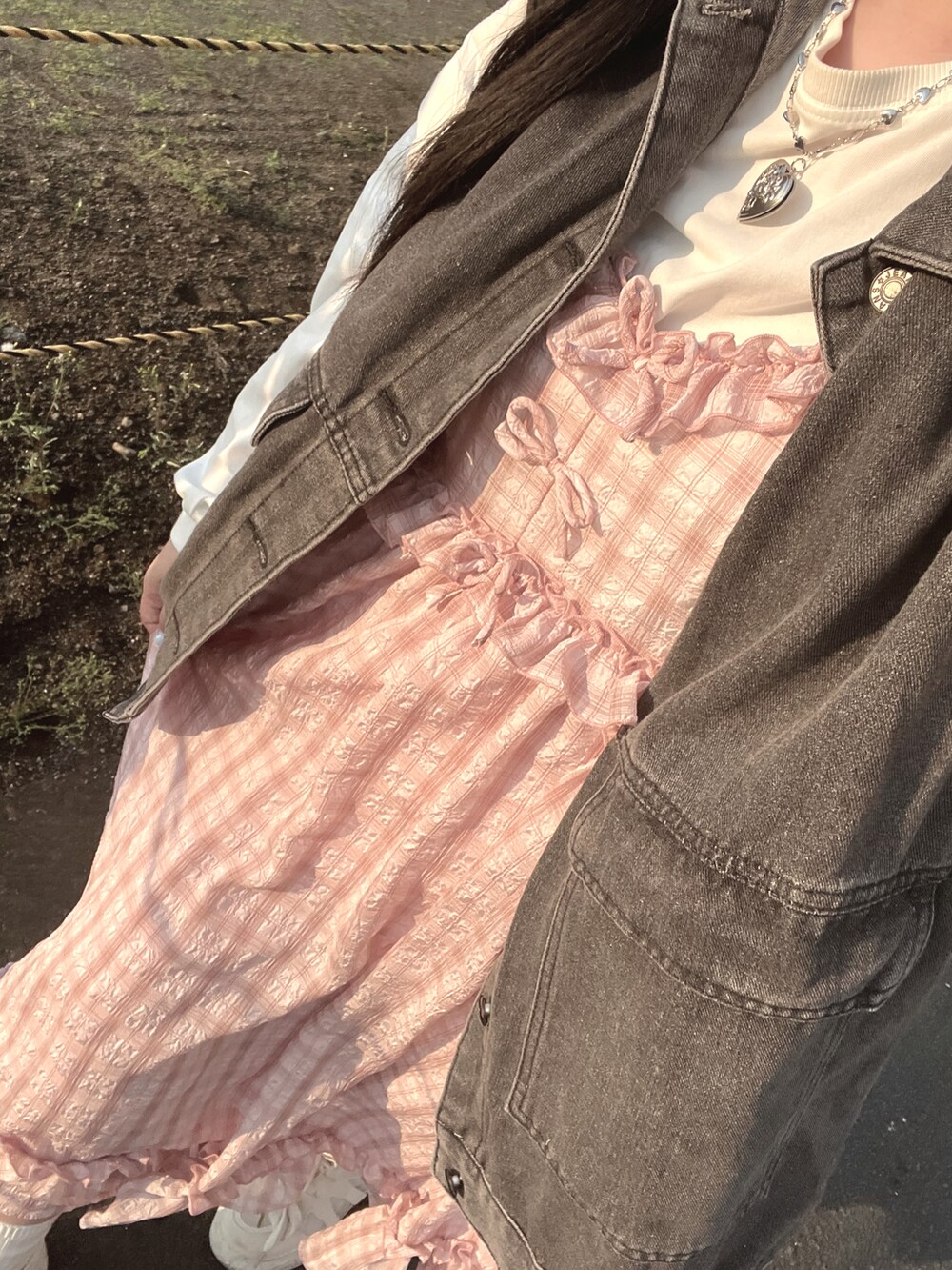 「最近のいい感じコーデ、春服コーデ、大人カジュアル、オトナカワイイ、ootd、ワンピースコーデ、カラーコーデ、アクセサリー、シルバーアクセサリー、Gジャン、merry jenny、ガーリー、チエック、ピンク、shein」｜「merry jennyのチェックリボンキャミワンピース（ワンピース、ピンク系）」を使った、heika さん（レディース・161cm）の春コーディネートの2枚目の写真